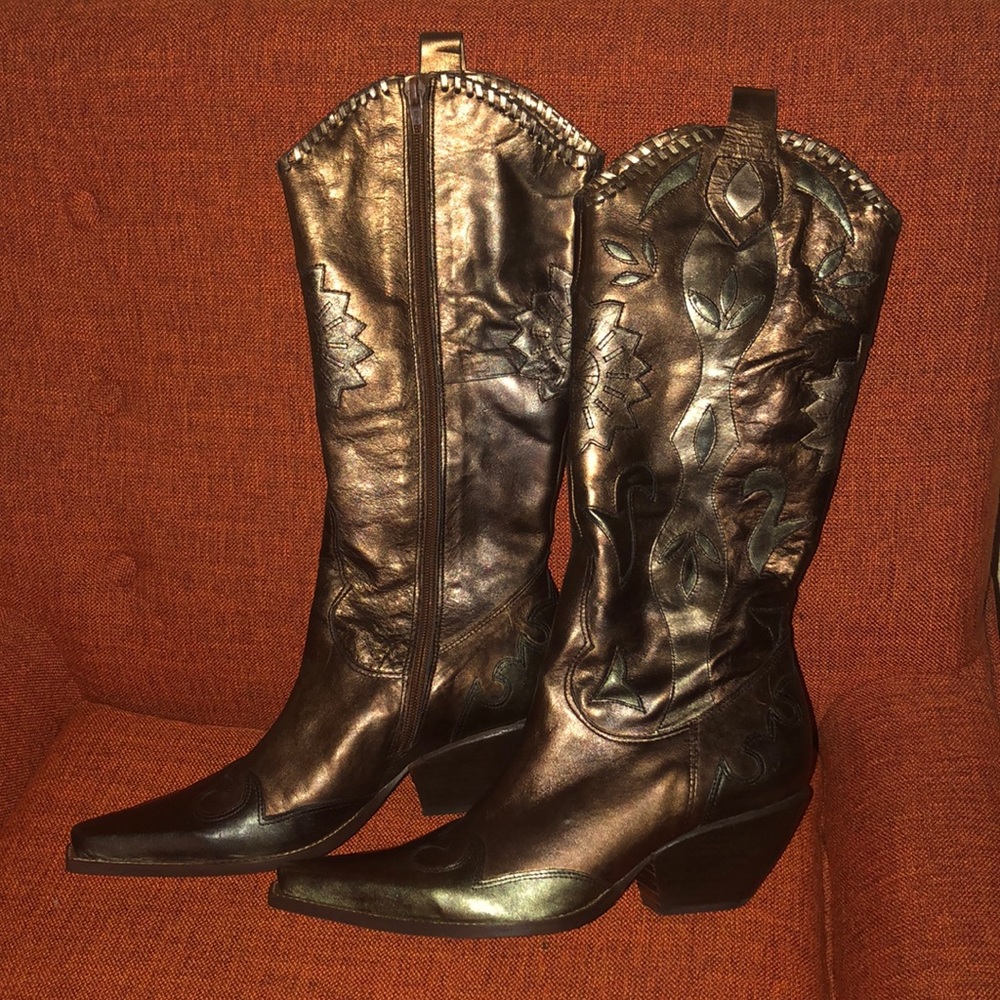 You need these bronze cowgirl boots in your life!